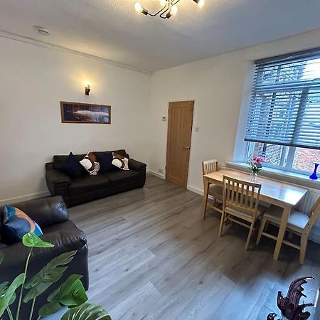Spacious Homely 3 Bed Property 뉴캐슬언더라임 외부 사진
