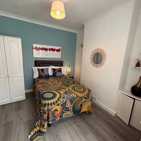 Spacious Homely 3 Bed Property 뉴캐슬언더라임 외부 사진