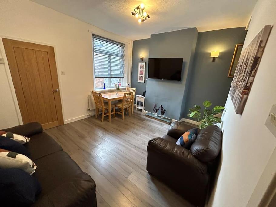 Spacious Homely 3 Bed Property 뉴캐슬언더라임 외부 사진