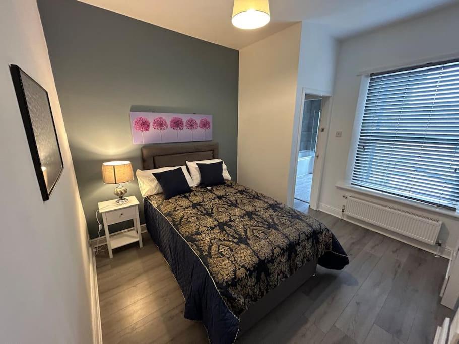 Spacious Homely 3 Bed Property 뉴캐슬언더라임 외부 사진