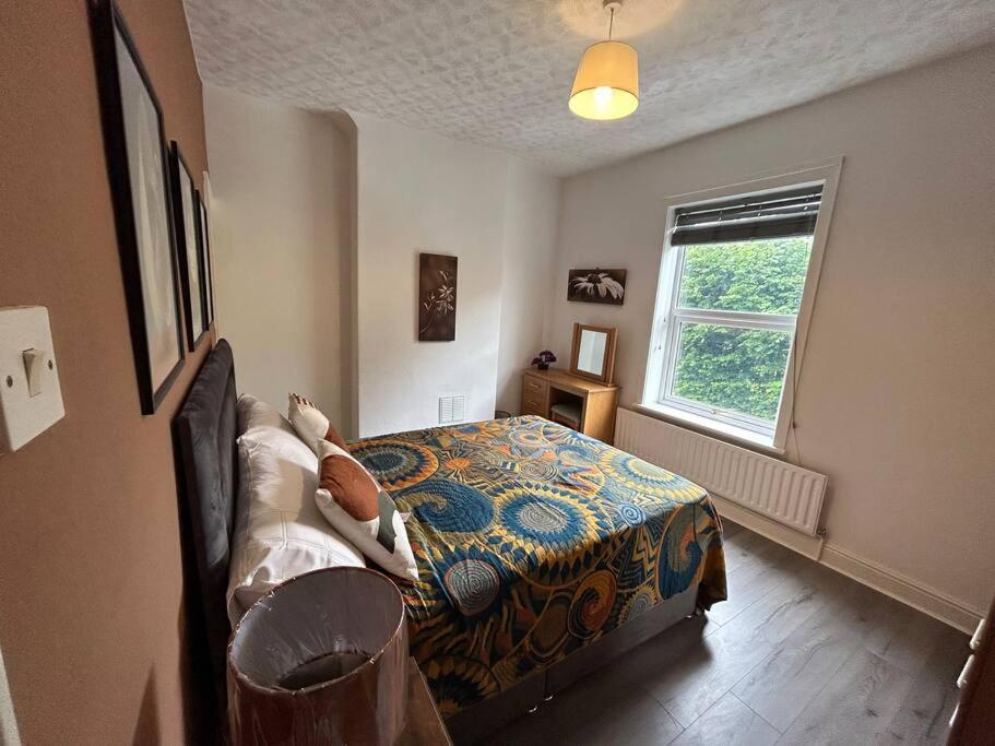 Spacious Homely 3 Bed Property 뉴캐슬언더라임 외부 사진