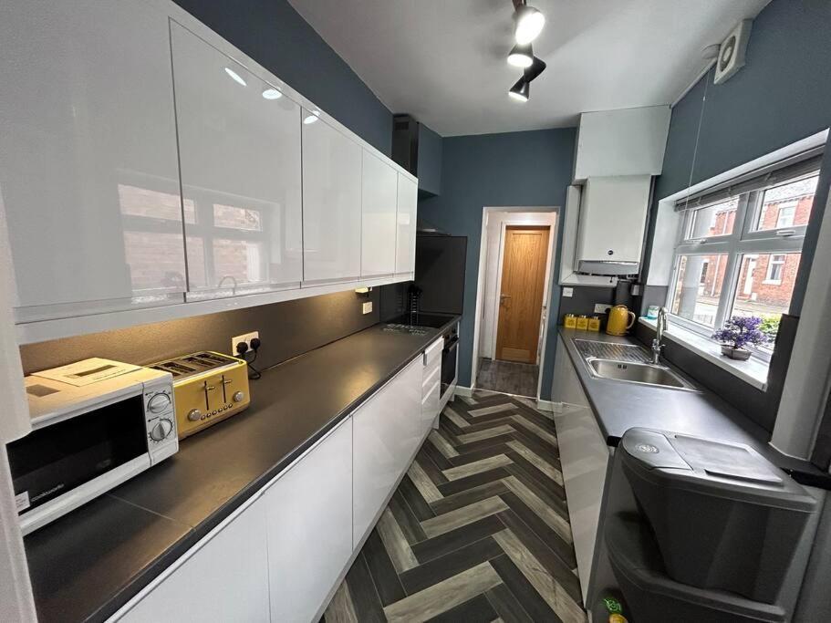 Spacious Homely 3 Bed Property 뉴캐슬언더라임 외부 사진