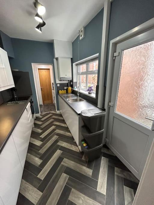 Spacious Homely 3 Bed Property 뉴캐슬언더라임 외부 사진