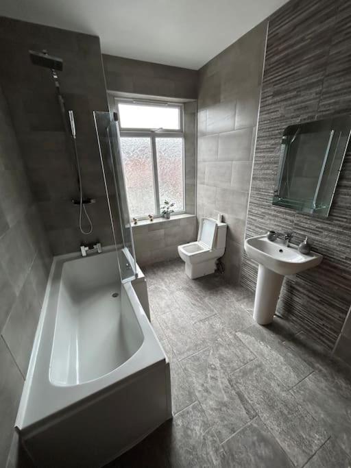 Spacious Homely 3 Bed Property 뉴캐슬언더라임 외부 사진