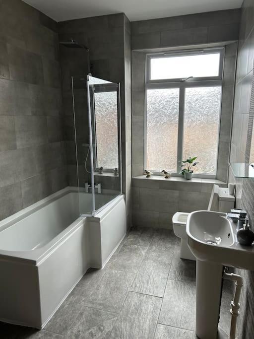 Spacious Homely 3 Bed Property 뉴캐슬언더라임 외부 사진