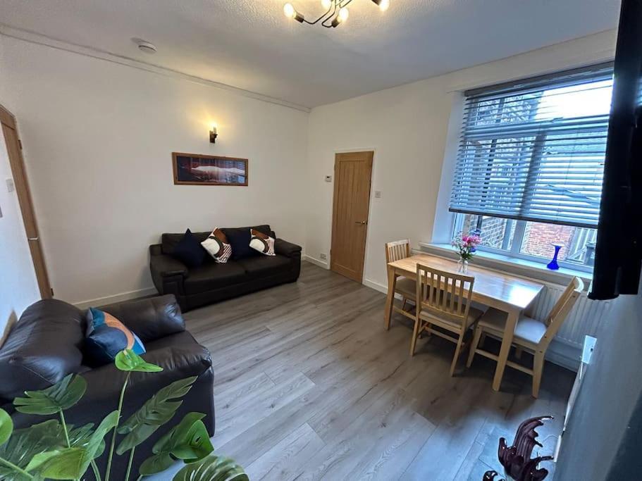 Spacious Homely 3 Bed Property 뉴캐슬언더라임 외부 사진