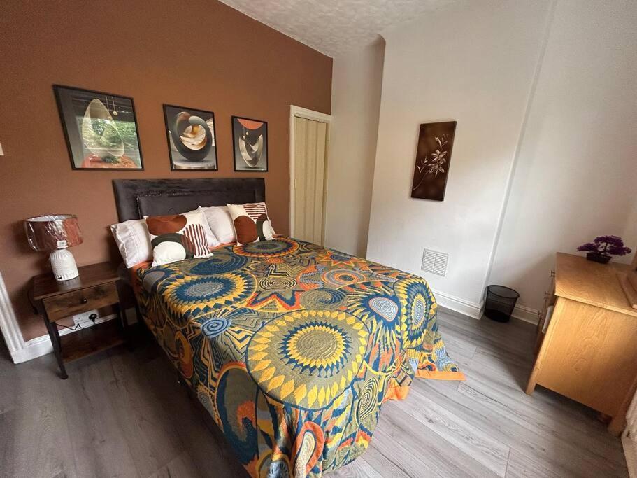 Spacious Homely 3 Bed Property 뉴캐슬언더라임 외부 사진